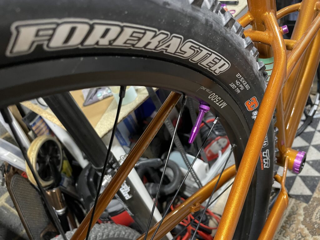 Maxxis Forekaster 2.6" in Marin Larkspur frame